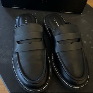 TORRID- SIZE 6WW 4F BLACK PU CHUNKY MULE